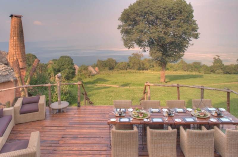 And beyond Ngorongoro Crater Lodge un hôtel en Tanzanie : la terrasse